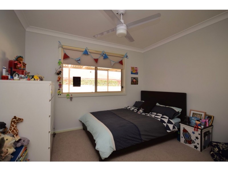 17 Emerald Drive, Meroo Meadow NSW 2540