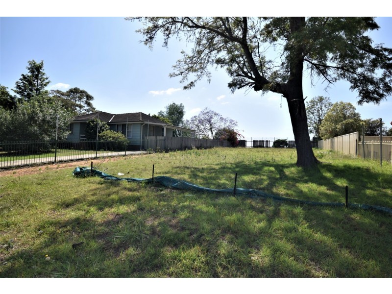 24 Sampson Crescent, Bomaderry NSW 2541