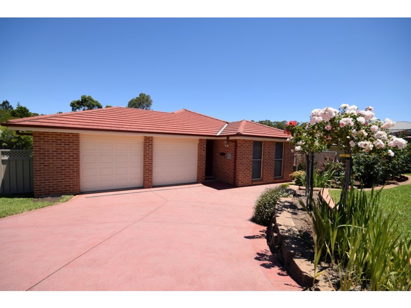 15 Emerald Drive, Bomaderry NSW 2541