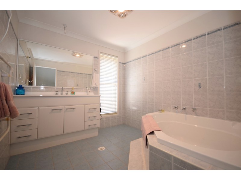 15 Emerald Drive, Bomaderry NSW 2541