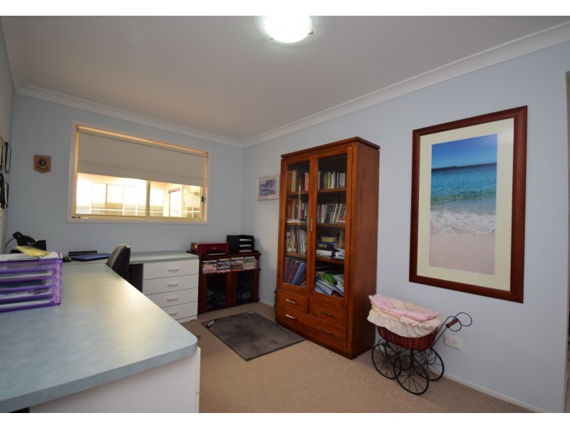 15 Emerald Drive, Bomaderry NSW 2541