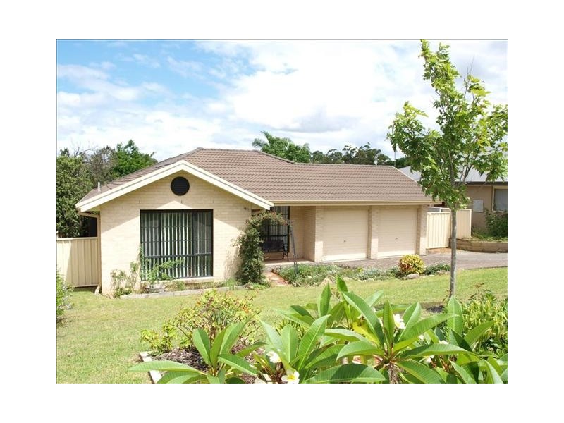 19 LYDON CRESCENT, West Nowra NSW 2541