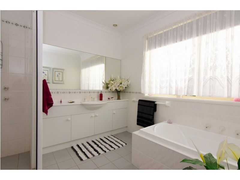9 Burradoo Crescent, Nowra NSW 2541