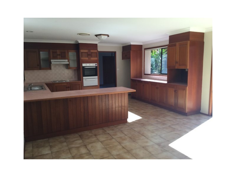 33 Ferntree Drive, Bomaderry NSW 2541