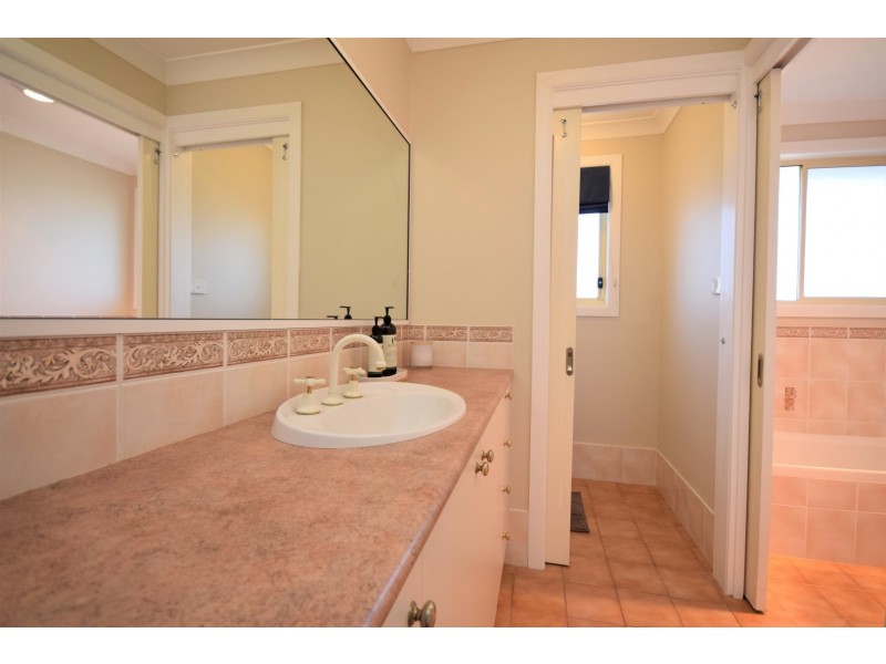 4 Plato Crescent, Worrigee NSW 2540