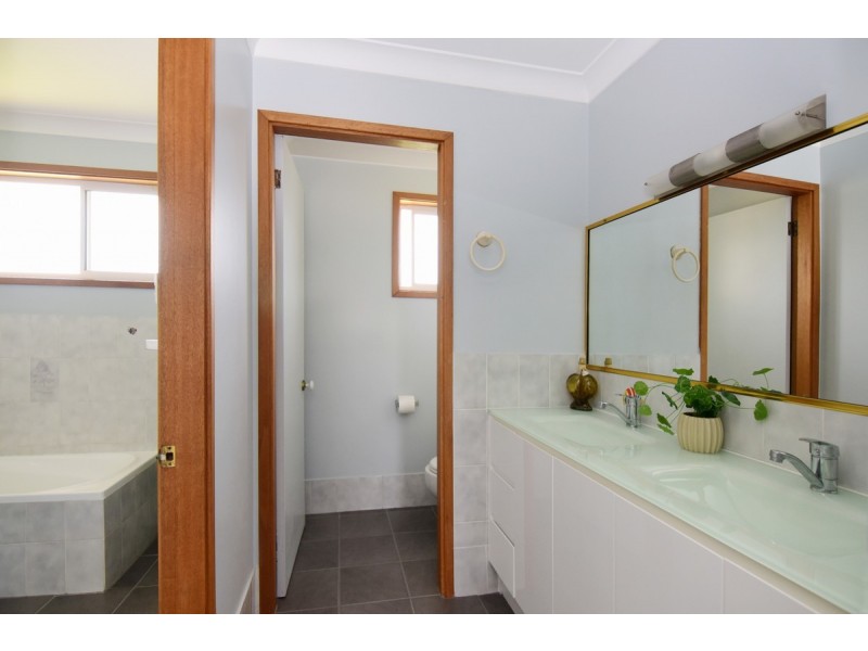 6 Bartlett Drive, Greenwell Point NSW 2540