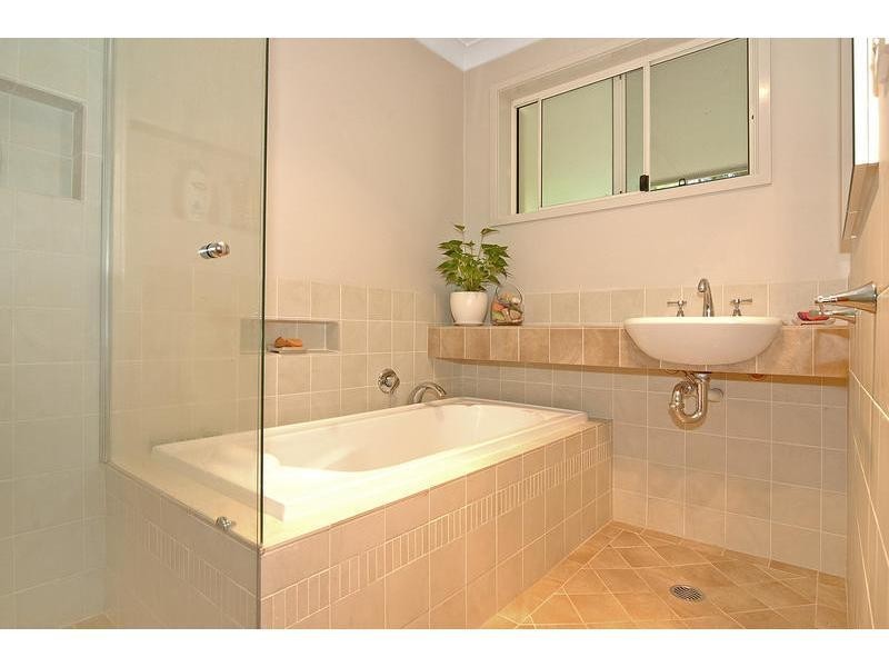 4 Fuchsia Cres, Bomaderry NSW 2541