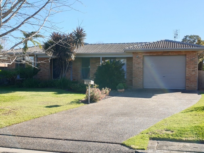 35 Lyrebird Drive, Nowra NSW 2541
