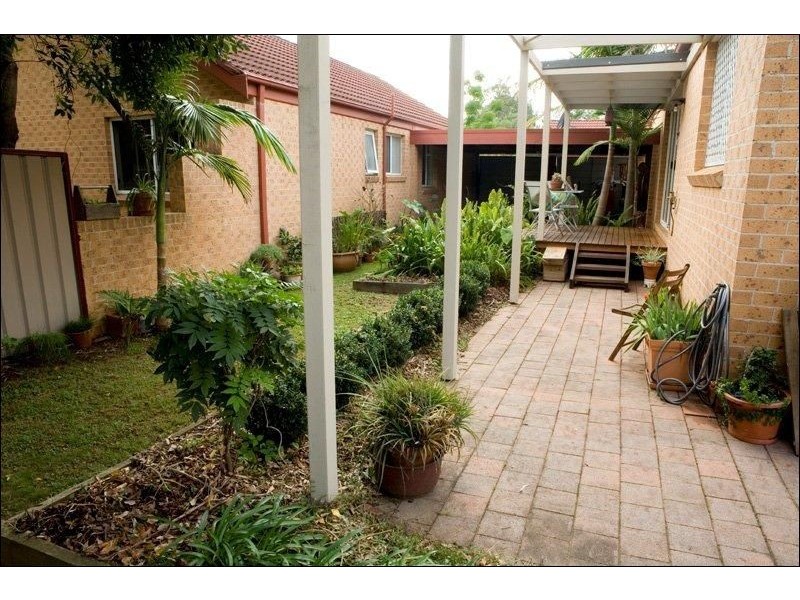 2/4 Carisbrooke Close, Bomaderry NSW 2541