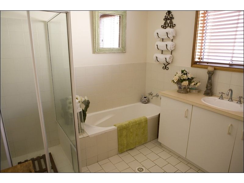 2/4 Carisbrooke Close, Bomaderry NSW 2541