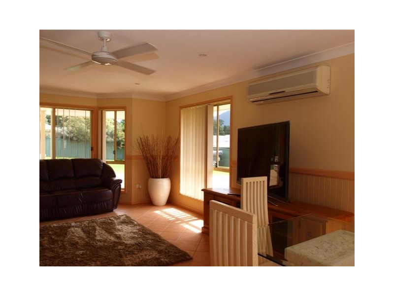 10 Appleberry Close, Bomaderry NSW 2541