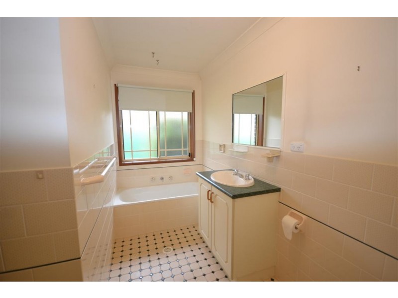 8 Regal Place, Bomaderry NSW 2541