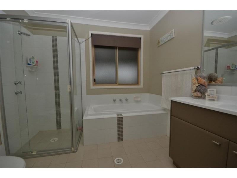 6 Ruby Lane, Meroo Meadow NSW 2540