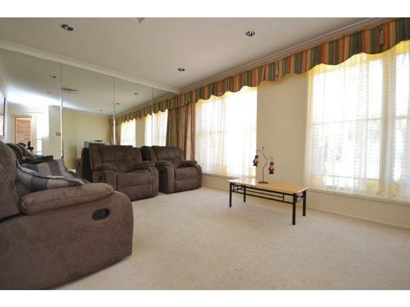 15 Robinia Way, Worrigee NSW 2540