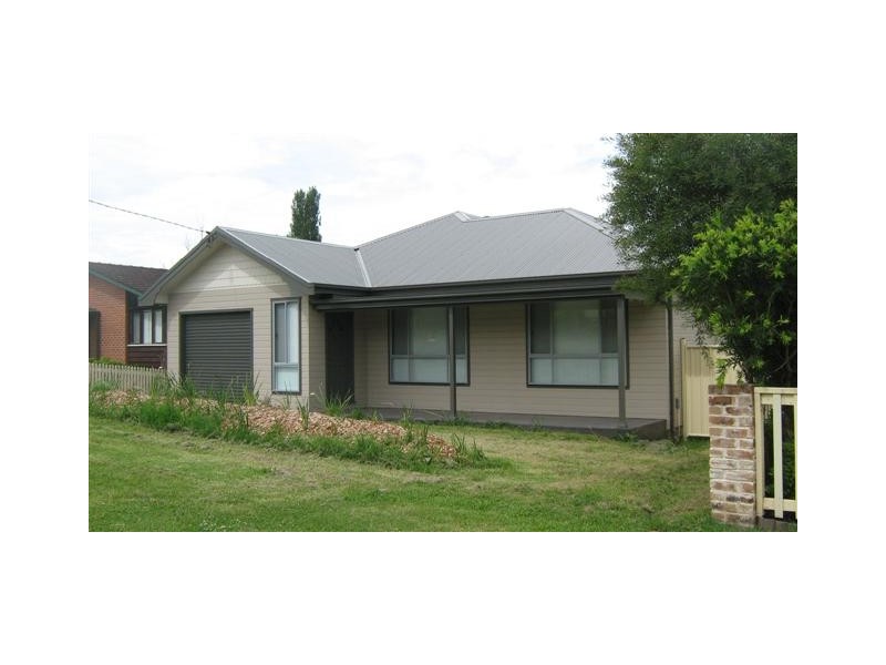 16 Elizabeth Avenue, Nowra NSW 2541