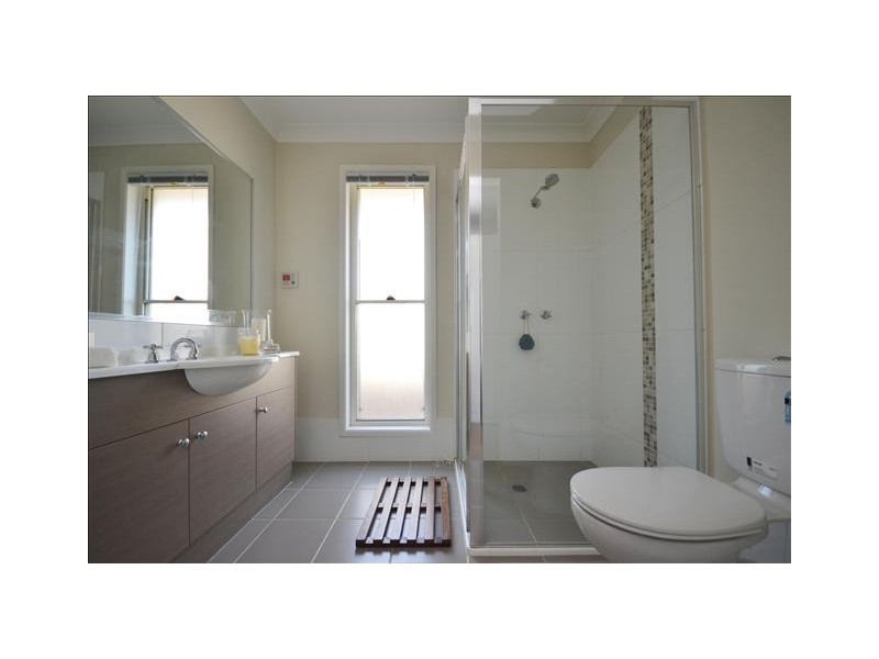 8 Cornwall Close, Nowra NSW 2541