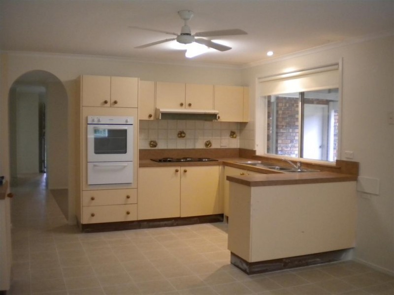25 Yeovil Drive, Bomaderry NSW 2541
