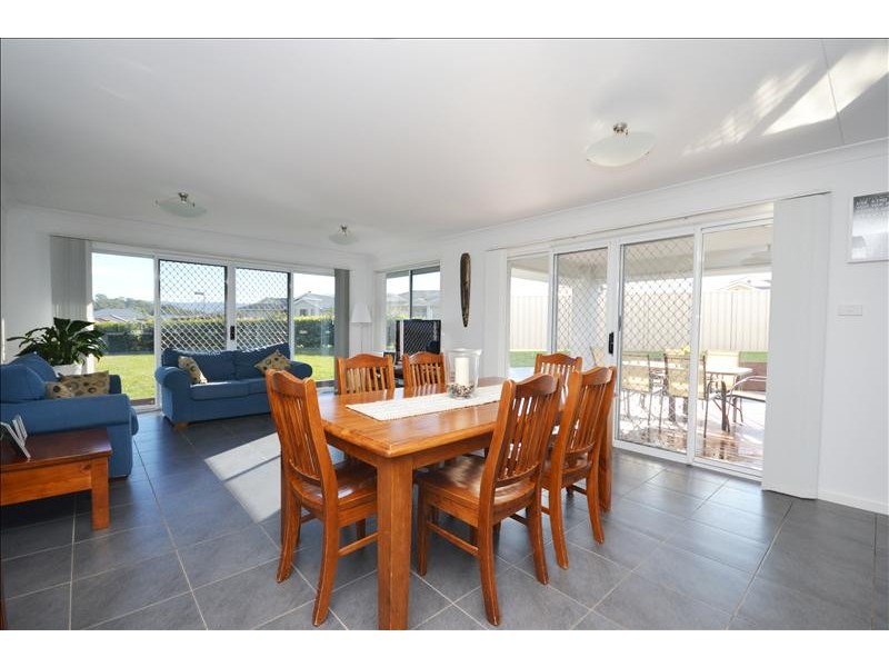 1 Jade Place, Meroo Meadow NSW 2540