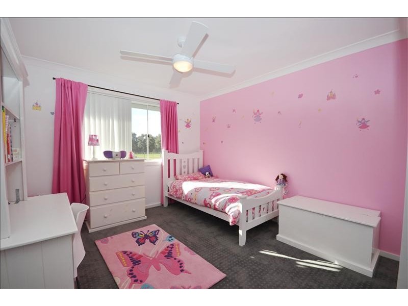 1 Jade Place, Meroo Meadow NSW 2540