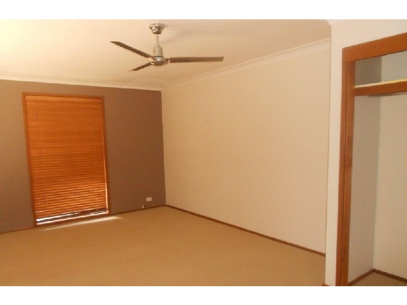 8 Oval Drive, Shoalhaven Heads NSW 2535