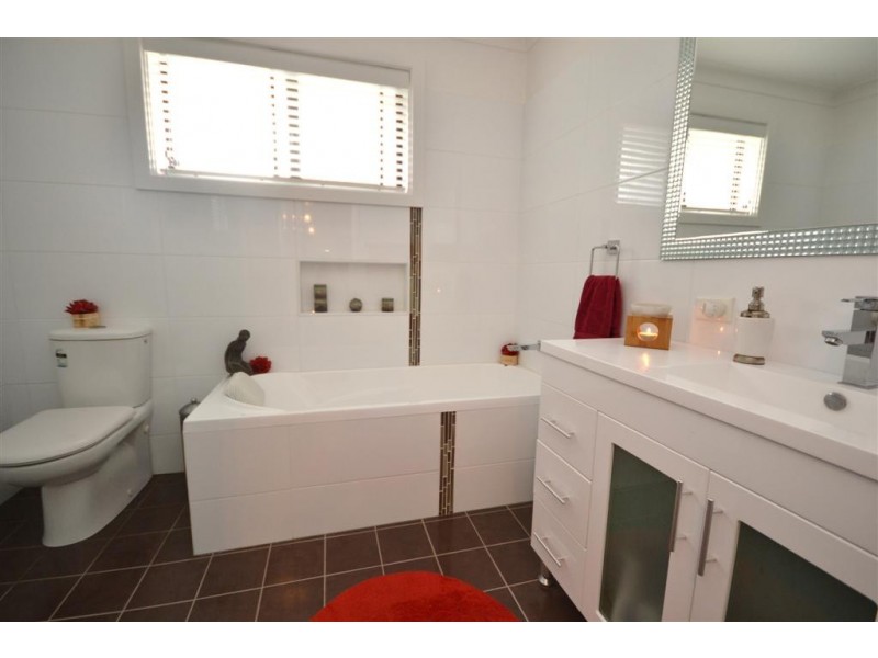 82 West Birriley Street, Bomaderry NSW 2541