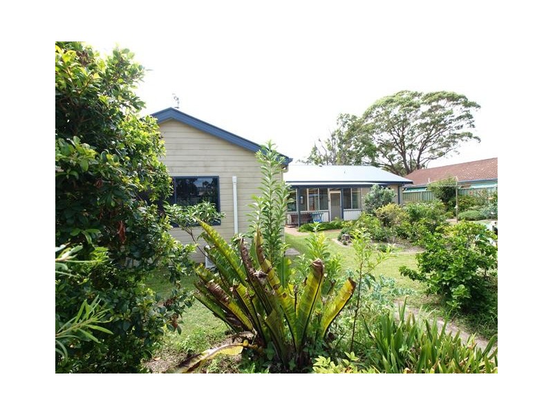 4 Lovegrove St, Shoalhaven Heads NSW 2535