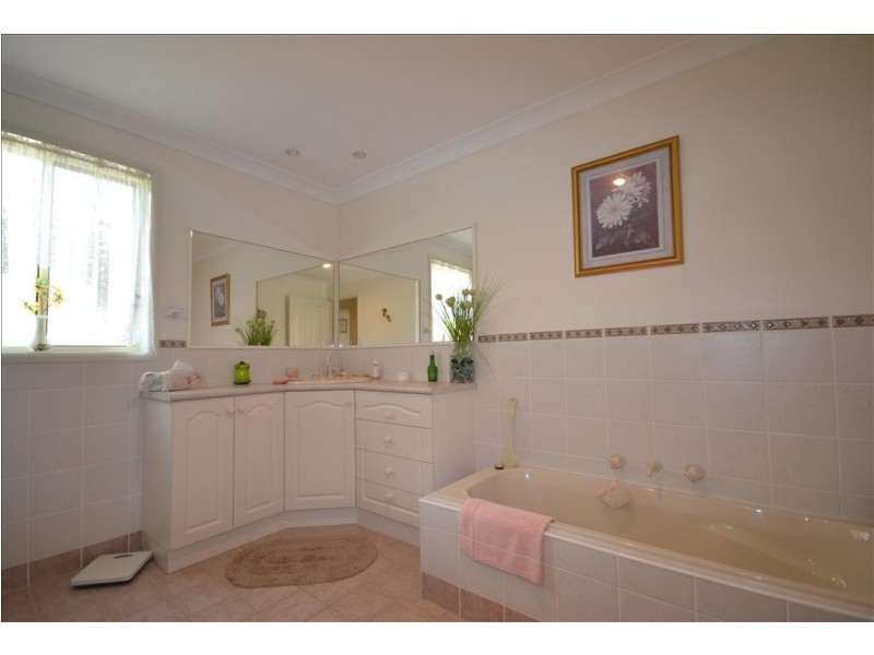 1 Marigold Close, Bomaderry NSW 2541