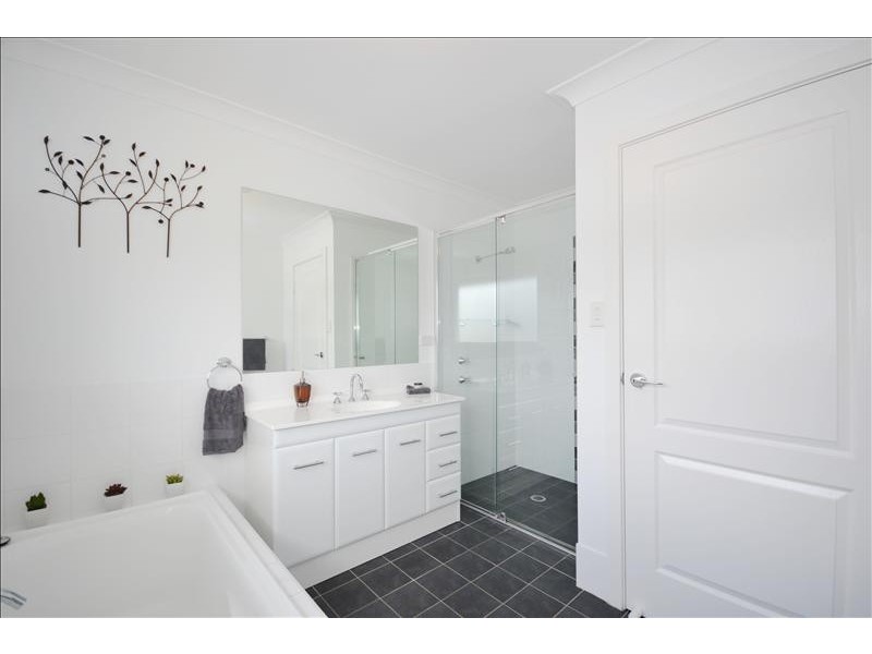 1 Jade Place, Meroo Meadow NSW 2540