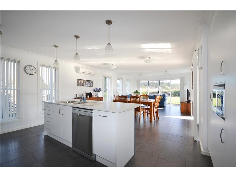 1 Jade Place, Meroo Meadow NSW 2540
