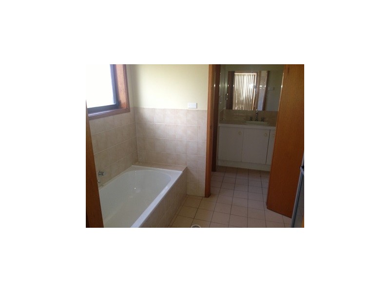 6 Byron Avenue, North Nowra NSW 2541