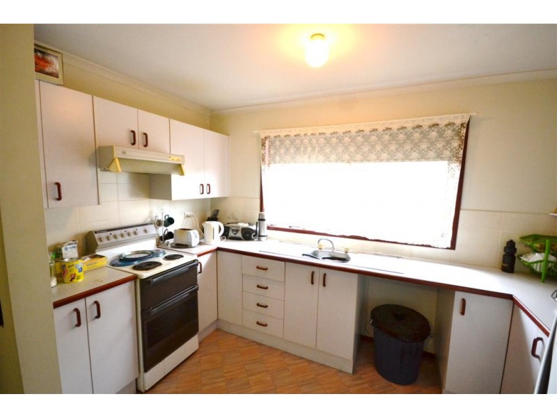 2/6 Carisbrooke Close, Bomaderry NSW 2541