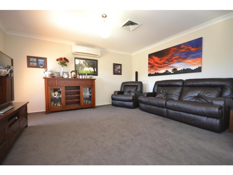 8 Jade Place, Bomaderry NSW 2541