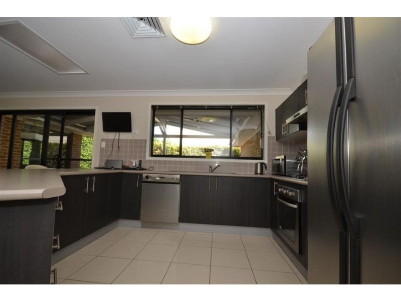 8 Jade Place, Bomaderry NSW 2541