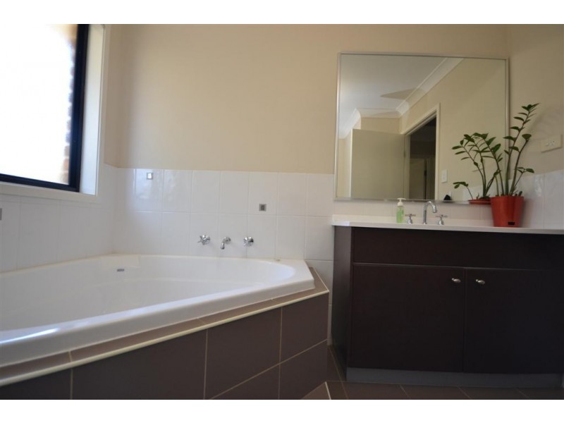 8 Jade Place, Bomaderry NSW 2541