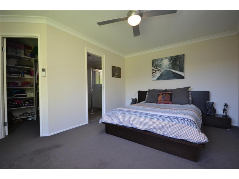 8 Jade Place, Meroo Meadow NSW 2540