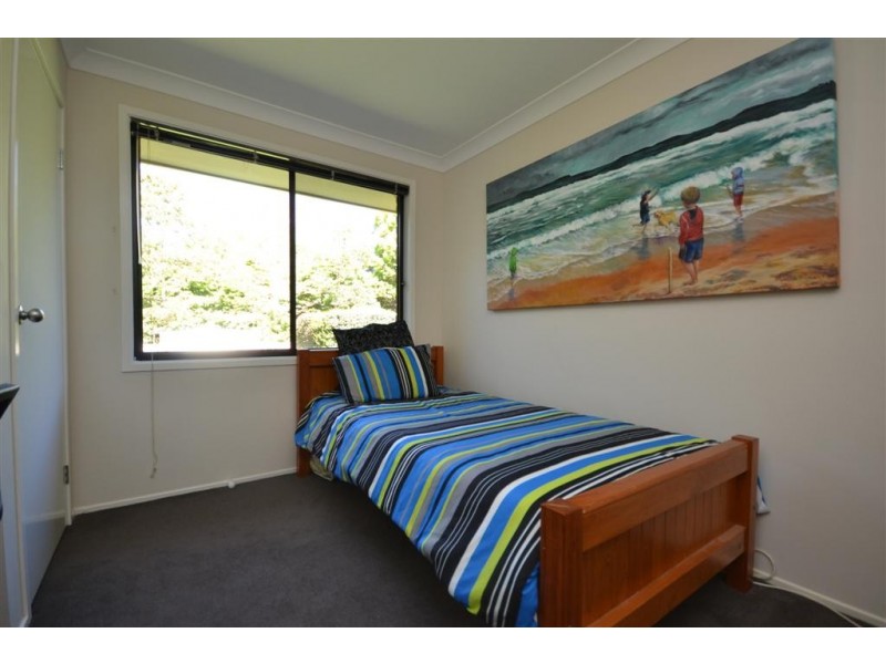 8 Jade Place, Meroo Meadow NSW 2540