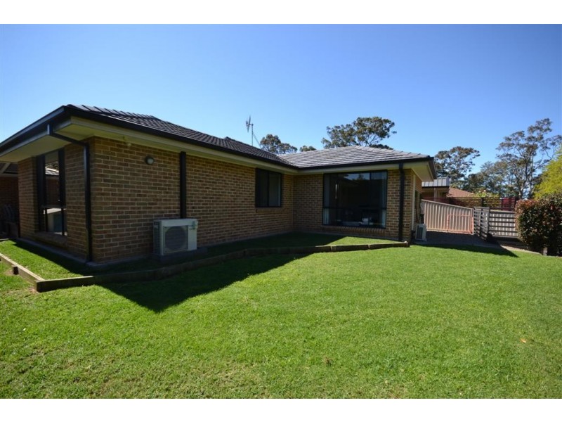 8 Jade Place, Meroo Meadow NSW 2540