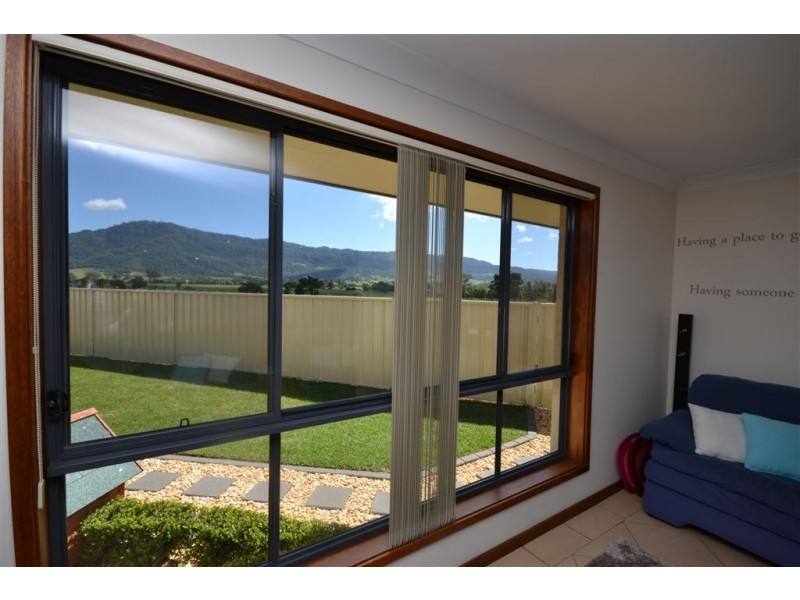6 Emerald Drive, Meroo Meadow NSW 2540