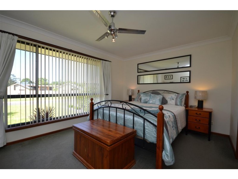 6 Emerald Drive, Meroo Meadow NSW 2540