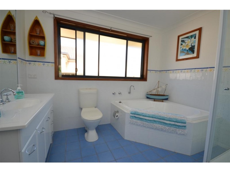 6 Emerald Drive, Meroo Meadow NSW 2540