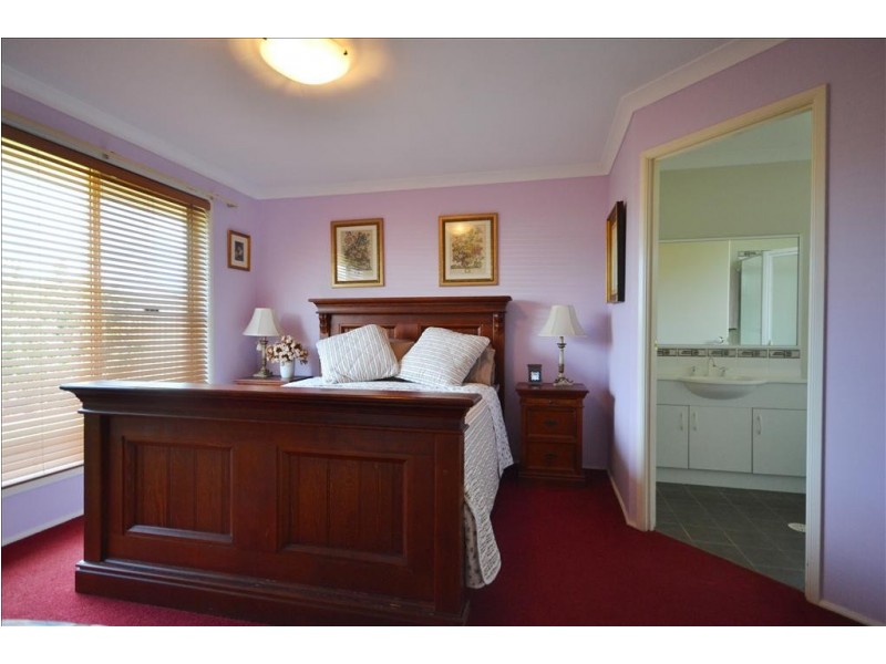 49 Burradoo Crescent, Nowra NSW 2541