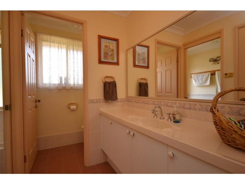 34 Tartarian Crescent, Bomaderry NSW 2541