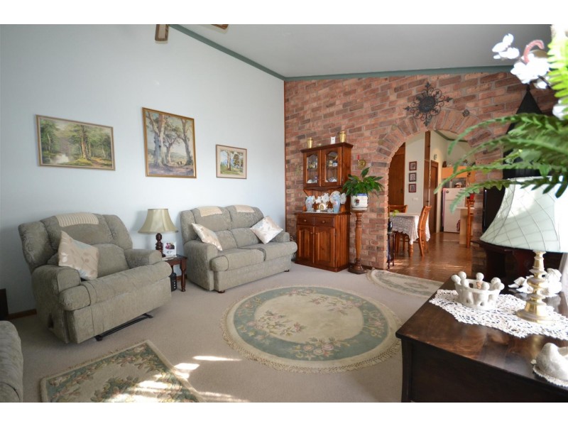 24 Yeovil Drive, Bomaderry NSW 2541