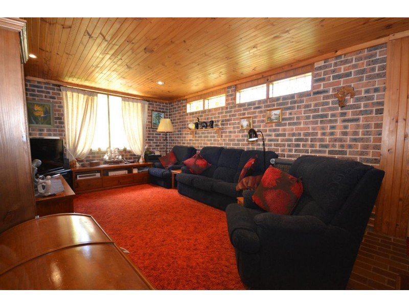 24 Yeovil Drive, Bomaderry NSW 2541
