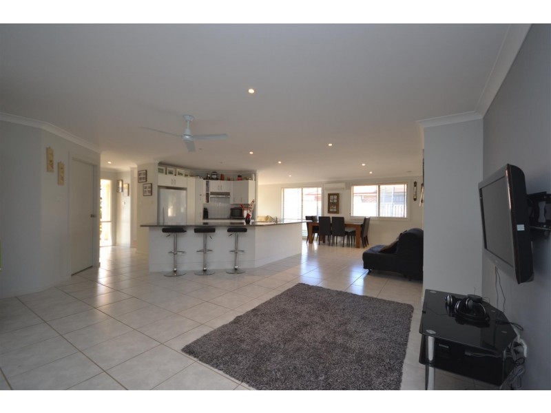 17 Emerald Drive, Meroo Meadow NSW 2540