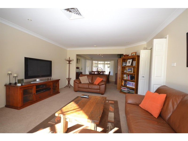 8 Elvin Drive, Bomaderry NSW 2541