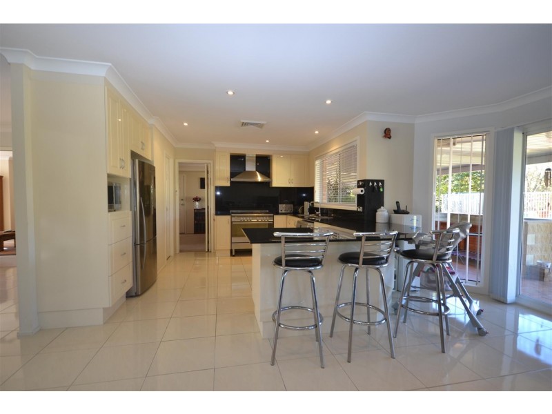 8 Elvin Drive, Bomaderry NSW 2541