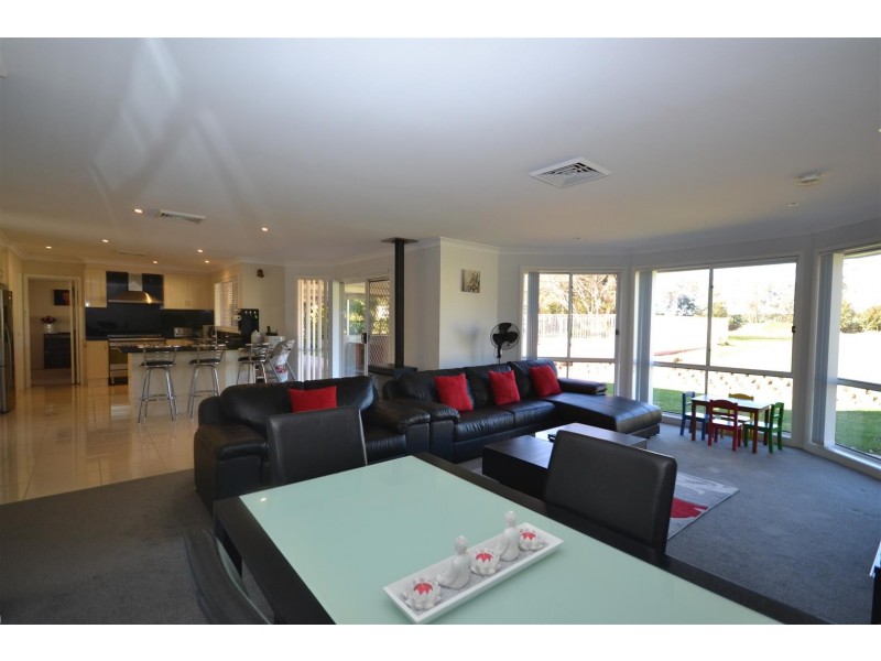 8 Elvin Drive, Bomaderry NSW 2541