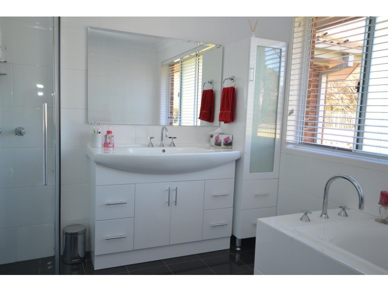 8 Elvin Drive, Bomaderry NSW 2541