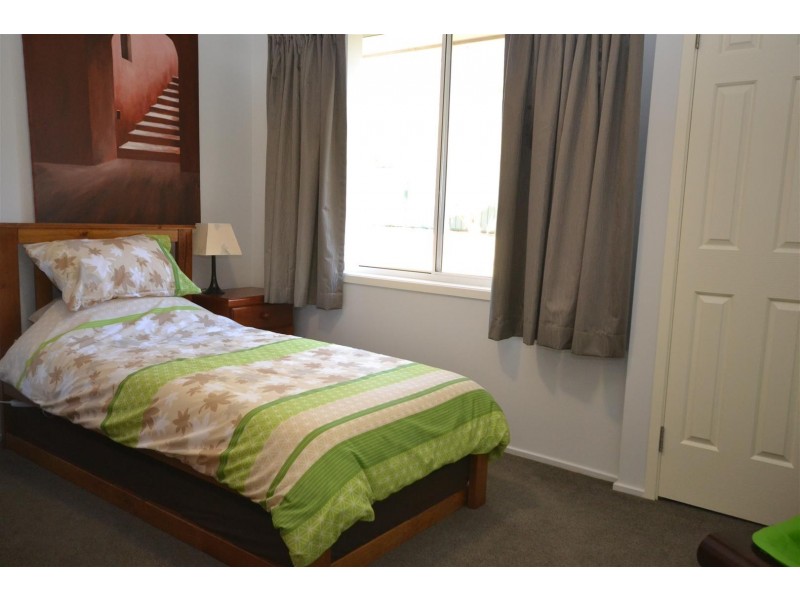 8 Elvin Drive, Bomaderry NSW 2541